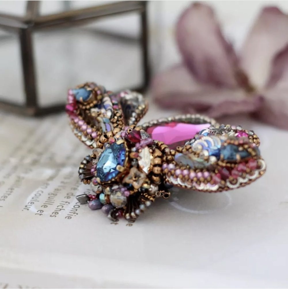 دوره گل سینه‌های فاخر - Image 3